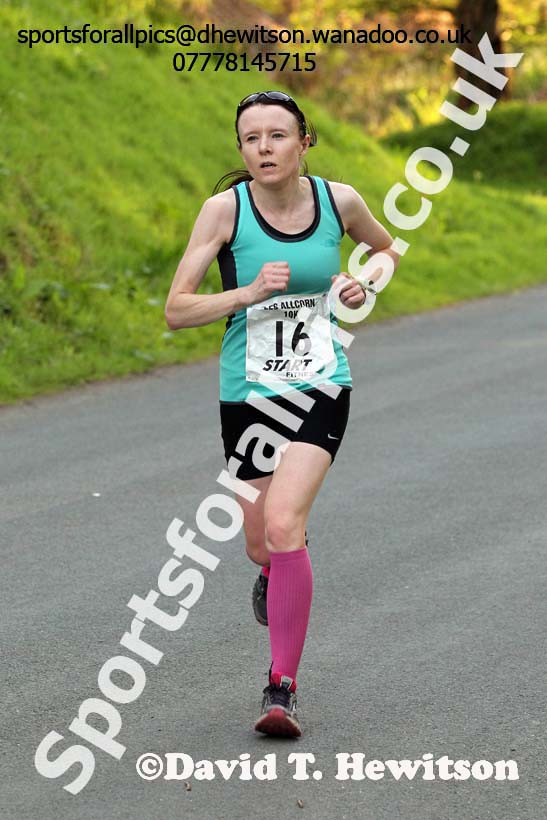 Joanne Lee (Tynedale) on her way to 3rd in the womens Les Allcorn 10k, Alnwick. Photo: David T. Hewitson/Sports for All Pics